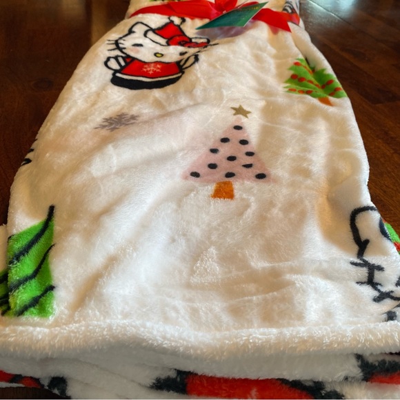 Sanrio Hello Kitty (HK) Christmas Plush Throw Blanket 50” x 70” - Picture 4 of 7